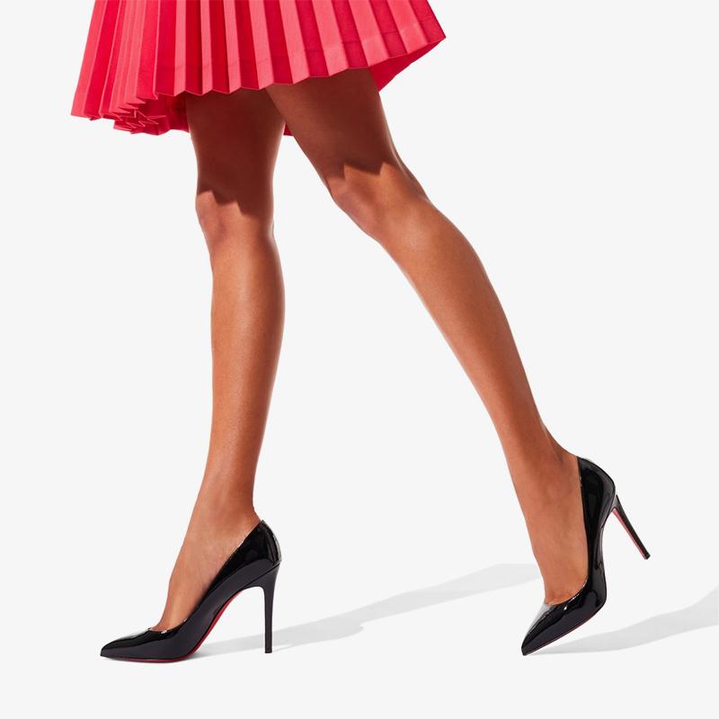 Escarpins à talons aiguilles en cuir verni avec intérieur rouge